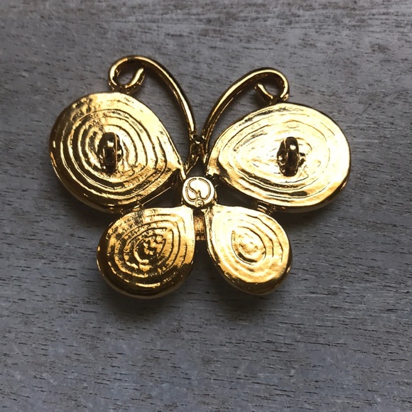 St John butterfly button 🦋 - Picture 2 of 5